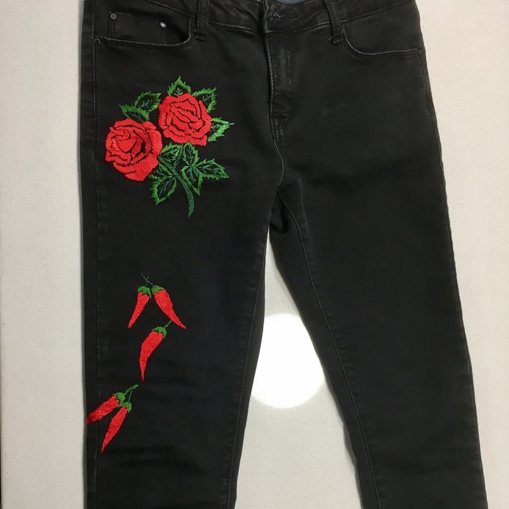Black skinny jeans with silk embroidery